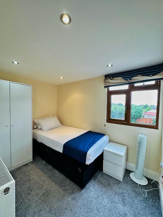 Hotel Blue Rain à Hillingdon Extérieur photo